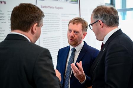 Die drei ostdeutschen CDU-Ministerpräsidenten wehren sich dagegen, dass die abschlagsfreie Rente nach 45 Beitragsjahren - wie von der Rentenkommission empfohlen - abgeschafft werden soll. (Archivbild).