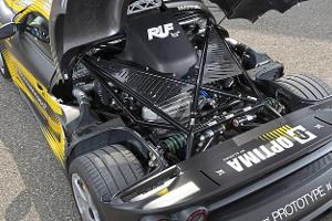 Detailaufnahme des Motorraums eines Ruf 8Zylinder Prototypen mit geöffnetem Heckdeckel. Der V8-Motor und die Fahrwerksstruktur sind deutlich sichtbar.
