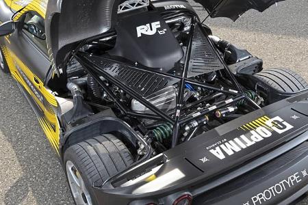 Detailaufnahme des Motorraums eines Ruf 8Zylinder Prototypen mit geöffnetem Heckdeckel. Der V8-Motor und die Fahrwerksstruktur sind deutlich sichtbar.