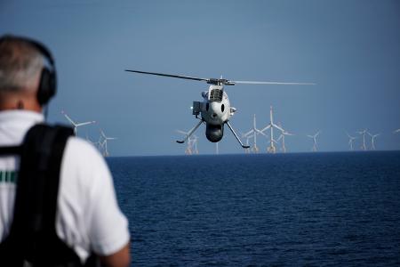 Die offshorefähige Helikopterdrohne mit einem Piloten im Vordergrund.