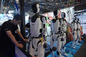 In China entwickeln zahlreiche Unternehmen humanoide Roboter. (Archivbild) 