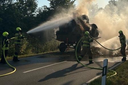 Das Heu fing Feuer. Foto: Polizei Minden-Lübbecke
