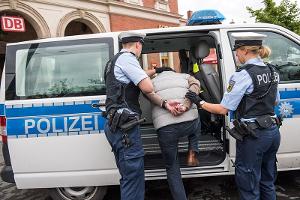 Symbolbild der Bundespolizei, Verhaftung an einem Bahnhof