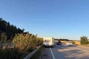 Der Wohnwagen schleuderte in die Mittelschutzplanke