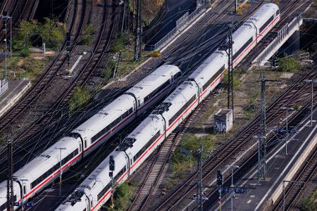 Die Deutsche Bahn freut sich erstmals seit Jahren wieder über schwarze Zahlen. (Archivbild)
