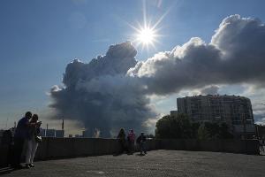 Rauch über St. Petersburg nach einem Drohnenangriff auf ein dortiges Lager des Online-Händlers Wildberries. (Archivbild)