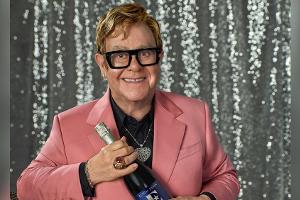 36 Jahre nüchtern: Elton John feiert mit alkoholfreiem Sekt