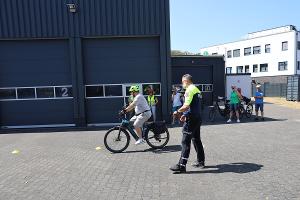 ©Polizei Recklinghausen; Vorschlag BU: Die Beamten der Verkehrsunfallprävention der Polizei Recklinghausen schulten Seniorinnen und Senioren in Datteln im richtigen Umgang mit dem Pedelec.