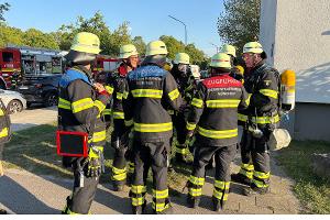 Feuerwehrleute bei einer Einsatzbesprechung