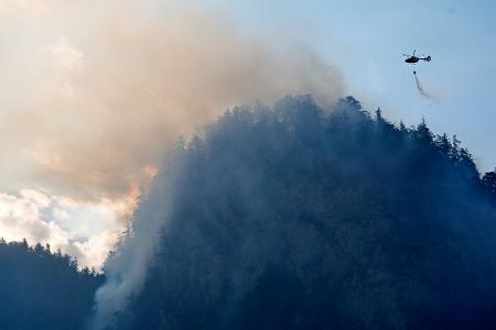 Die Feuerwehr versucht den Brand auch mit Löschhubschraubern zu bekämpfen.