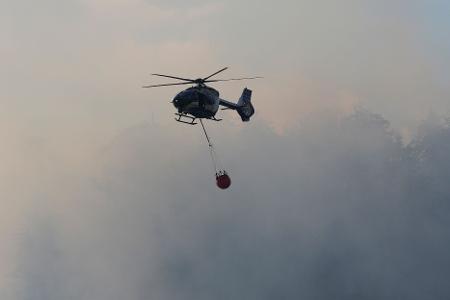 Drei Hubschrauber sind im Einsatz.