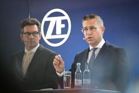 Mathias Miedreich (rechts) steuert ZF durch die Krise. Neben ihm: Finanzchef Michael Frick. (Archivbild)