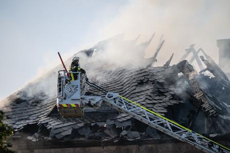 Der Dachstuhl geriet durch das Feuer in Vollbrand. 