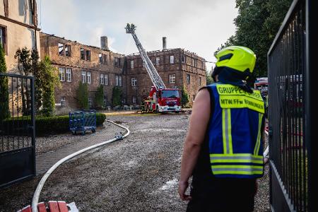 Die Feuerwehr ist mit 124 Kräften von 12 Feuerwehren im Einsatz.