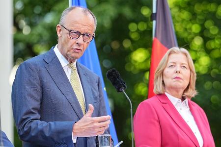 Kanzler Merz und Arbeitsministerin Bas wollen das Rentenreformpaket zügig umsetzen. (Archivbild)