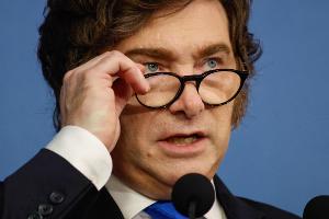 Argentiniens Präsident Javier Milei will mit einem Dekret gegen Ausländer vorgehen, die "Hassbotschaften" gegen das südamerikanische Land verbreiten. (Archivbild)