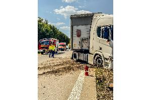© Feuerwehr Dresden Unfallfahrzeug daneben Feuerwehrfahrzeuge