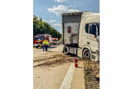 © Feuerwehr Dresden Unfallfahrzeug daneben Feuerwehrfahrzeuge