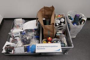 Umfangreiches Beweismaterial, im Rahmen der polizeilichen Maßnahmen sichergestellt und beschlagnahmt.