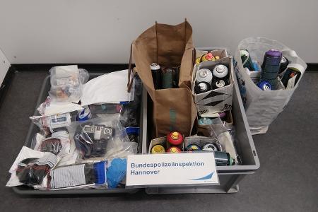 Umfangreiches Beweismaterial, im Rahmen der polizeilichen Maßnahmen sichergestellt und beschlagnahmt.
