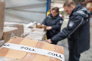 Zoll überprüft Postsendungen (Image)