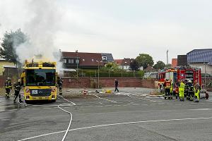 Löschmaßnahmen an brennendem Müllwagen