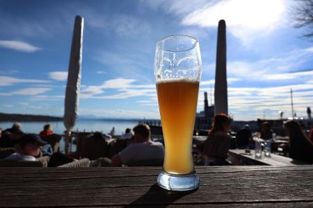 Mit oder ohne Alkohol? Weizenbier schmeckt vielen Menschen in beiden Varianten. (Archivbild)