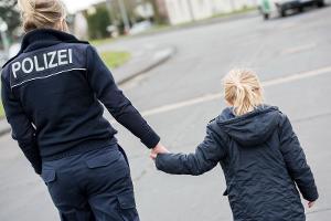 Symbolfoto der Bundespolizei; Bundespolizistin kümmert sich um Kind