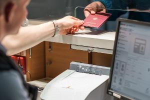 Symbolfoto der Bundespolizei, Überprüfung eines Passes am Flughafen Erfurt-Weimar