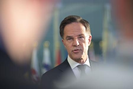 Nato-Generalsekretär Rutte schließt nicht aus, dass künftig mehr US-Atomwaffen in Europa stationiert werden. 