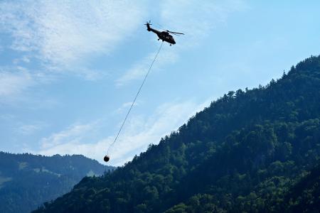 Auch am Freitag waren wieder mehrere Löschhubschrauber im Einsatz.