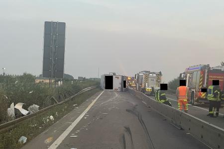 verunfallter Sattelzug im Baustellenbereich