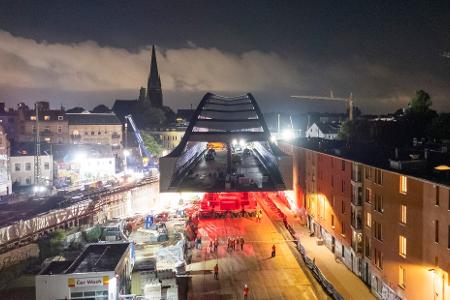 Eine Brücke schwebt durch die Stadt. Der Rohbau der neuen Sternbrücke auf dem Weg ins Ziel. 