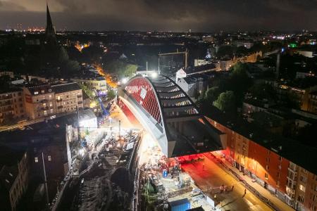 Teils waren zwischen der Hauswand und der Brücke nur 20 Zentimeter Platz. 
