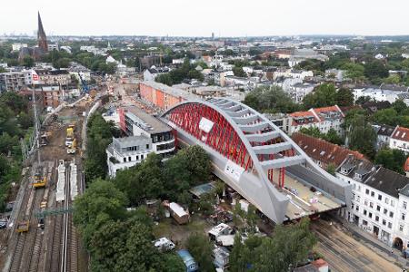 Ende August sollen dann wieder bis zu 1.000 Züge über die vier Gleise der markanten Brücke fahren. 