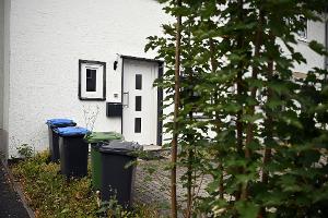 Das Haus, in dem es zu den entsetzlichen Taten gekommen sein soll, liegt in einer ruhigen Reihenhaussiedlung im Grünen.