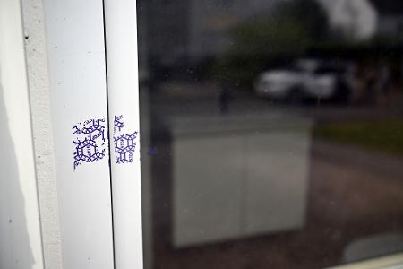 Reste eines Polizeisiegels sind an einem Fenster des mutmaßlichen Tatorts zu sehen.