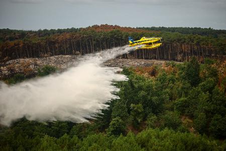 Im französischen Waldbrandgebiet an der Atlantikküste bekämpft die Feuerwehr weiterhin Brandherde mit Löschflugzeugen.