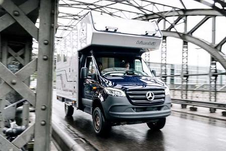 Bimobil LB 365 Alkoven-Wohnmobil auf Mercedes Sprinter in der Stadt