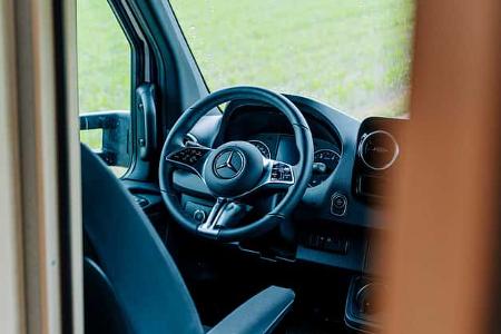 Mercedes-Sprinter Cockpit des Bimobil LB 365