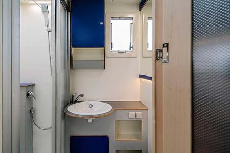 Bimobil LB 365 Badezimmer mit Dusche und Trenntoilette