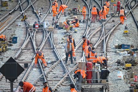 Vor allem wer besonders schwere Arbeit in seinem Beruf ausüben muss, ist oft froh über die Rente ohne Abschläge nach 45 Versicherungsjahren. (Archivbild)