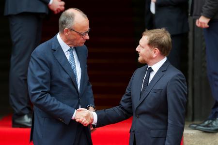 Sachsens Ministerpräsident Michael Kretschmer - hier beim Antrittsbesuch des Kanzlers vergangenes Jahr - fährt bei der Rente Friedrich Merz in die Parade. (Archivfoto)