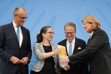 Kanzler Friedrich Merz (CDU, links) und Sozialministerin Bärbel Bas (SPD, rechts) kündigten nach der Entgegennahme der Empfehlungen der Rentenkommission an, diese ohne Abstriche umzusetzen. (Archivbild) 