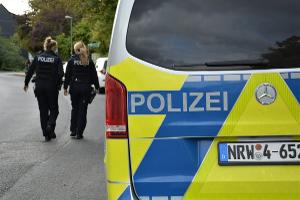 Symbolbild Streifenwagen mit zwei Polizistinnen