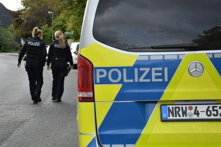 Symbolbild Streifenwagen mit zwei Polizistinnen