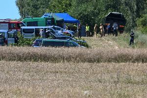 Polnische Einsatzkräfte in der Nähe des Ortes, wo ein Flugobjekt eingeschlagen ist. (Foto aktuell)