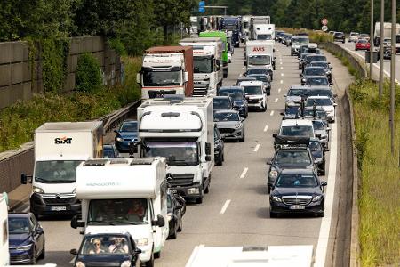 Schleppender Verkehr auf der A1 bei Hamburg