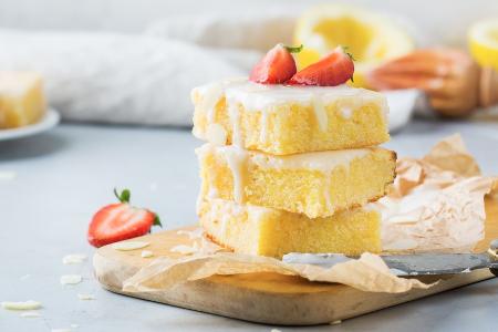 Zitronen-Polenta-Schnitten mit Guss