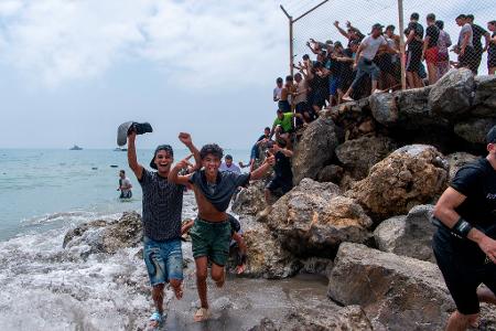 Mindestens 57 Menschen ertranken beim Versuch, die Exklave schwimmend zu erreichen.